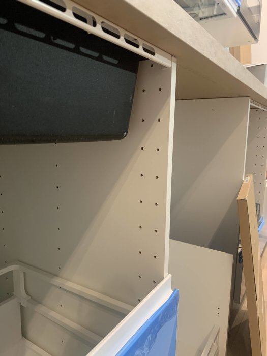Oöppnad övre låda i ett Ikeaköksskåp där lådfästen syns för högt upp, vilket hindrar lådfronten från att passa.