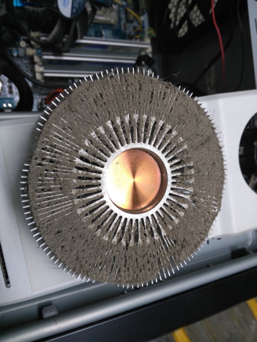 Överhettad och dammig datorprocessor kylfläns inuti ett öppnat datorchassi.
