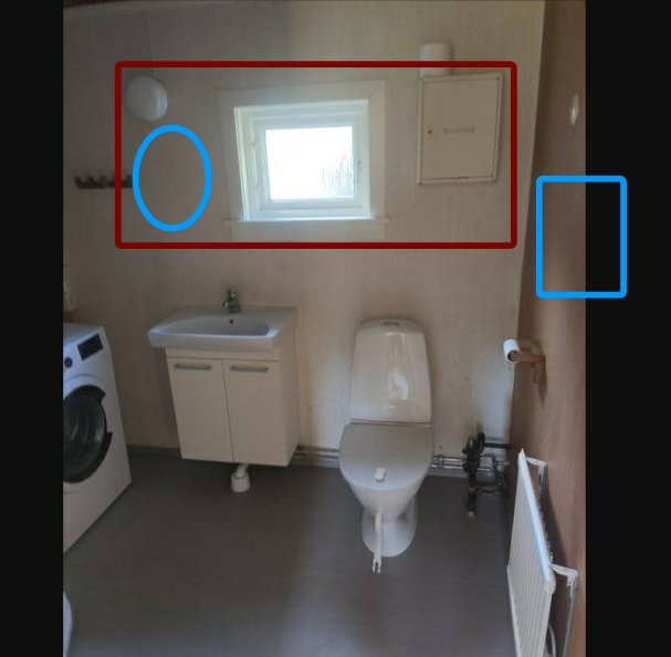 Ett badrum med tvättställ, toalett, tvättmaskin, och ett fönster omgivet av markerade speglar och skåp för målning.