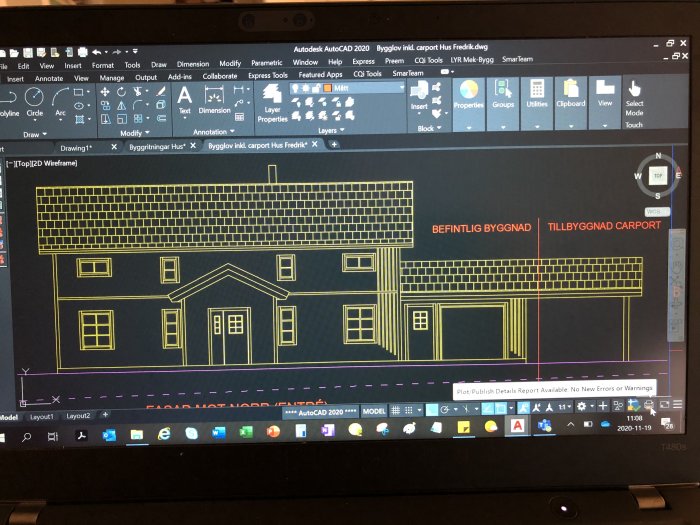 Ritning på en datorskärm som visar hus med tillbyggnad och carport i ett CAD-program.