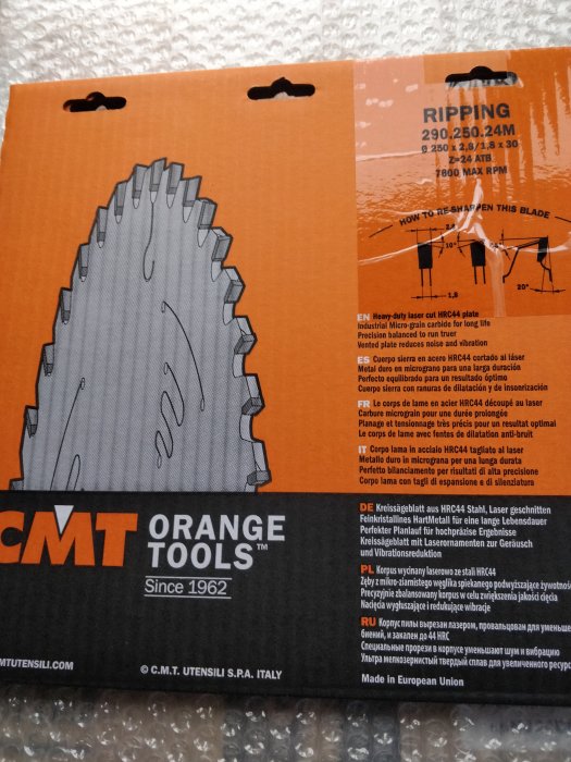 En ny sågklinga i förpackning med texten "RIPPING" och teknisk info, märket CMT Orange Tools.