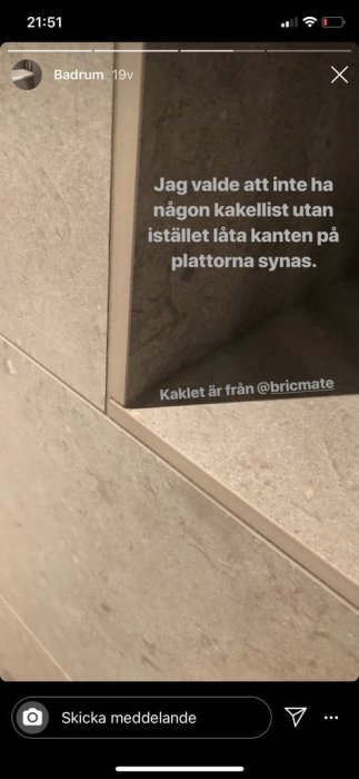 Hörnet av ett badrum med granitkeramiska plattor utan kakellist där kanterna på plattorna syns.