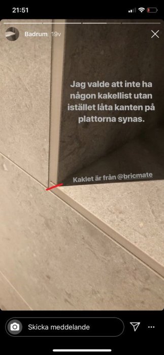 Kakel i badrum monterat utan kakellist där kanterna på plattorna är synliga, med text som beskriver valet.