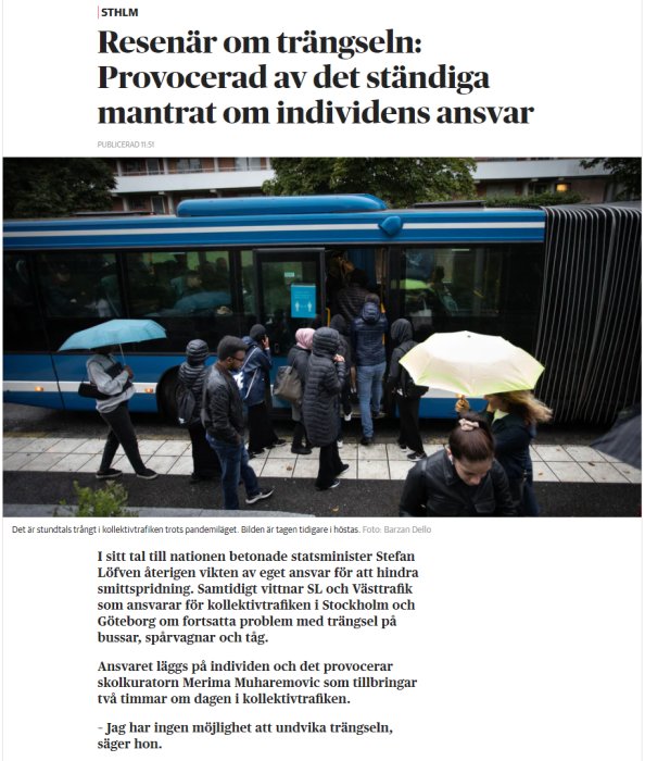 Personer i kö vid bussdörr, en håller ett gult paraply, indikerar trängsel i kollektivtrafik.