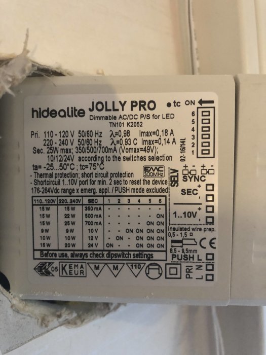 En närbild av en LED-drivdonsetikett med tekniska specifikationer och dipswitch-inställningar.