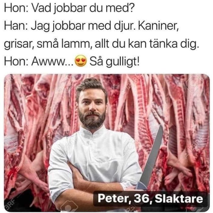 Man med skägg i slaktaruniform håller kniv framför hängande köttdetaljer, textdialog om yrke som slaktare.