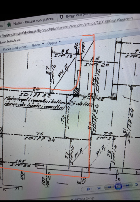 Ritning på datorskärm som visar planlösningen av en lägenhet, möjliga bärande väggar markerade.