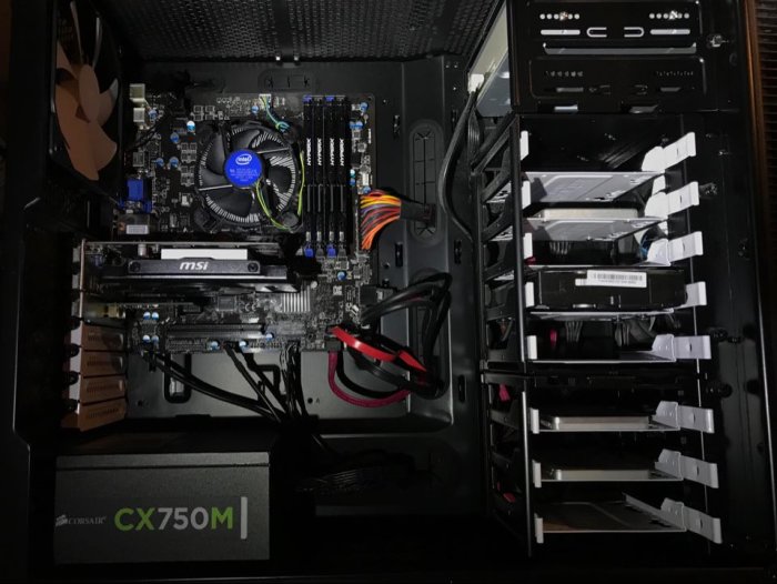 Öppet datorchassi som visar moderkort, processor, RAM-minnen, strömförsörjning och hårddiskfack.