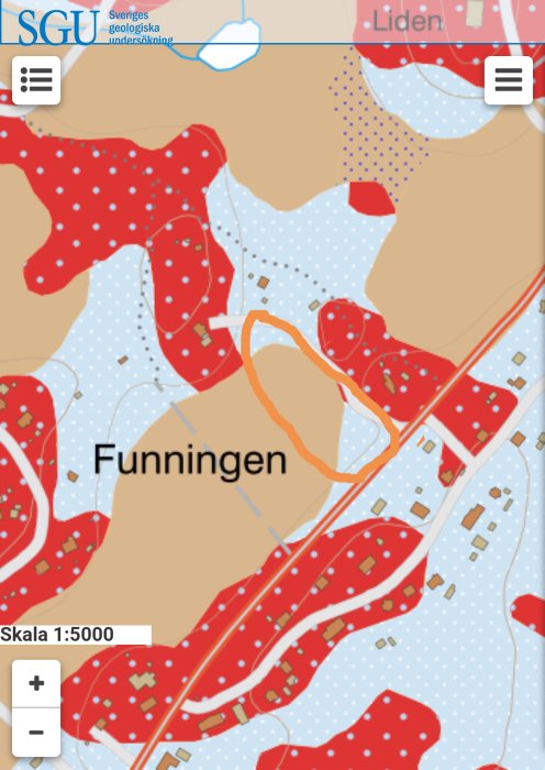 Geologisk karta med orange ring markerande mossetorvområde för potentiellt bygge, omgivet av sandig morän.