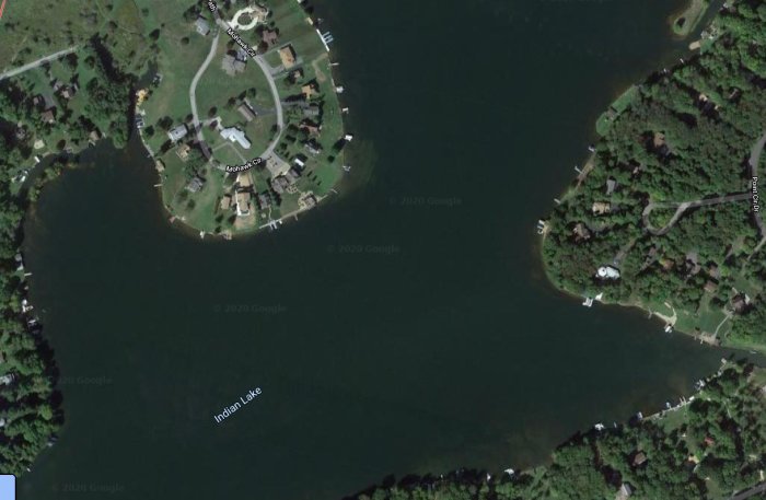 Satellitbild över Indian Lake med tätt placerade hus runt kustlinjen.