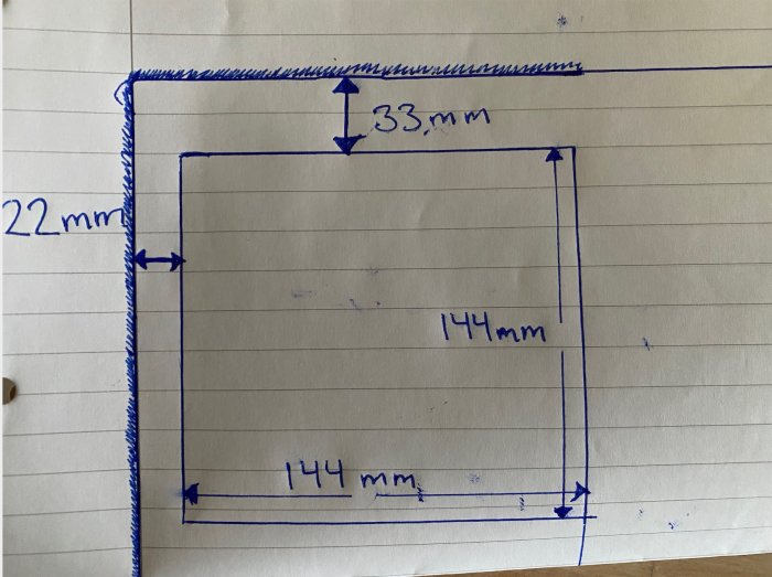 Handritad skiss av en kvadratisk ventilationsöppning med måtten 144x144 mm och kantbredden 22 mm.