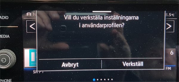 Infotainmentskärm i bil visar meddelandet "Vill du verkställa inställningarna i användarprofilen?" med knapparna Avbryt och Verkställ.