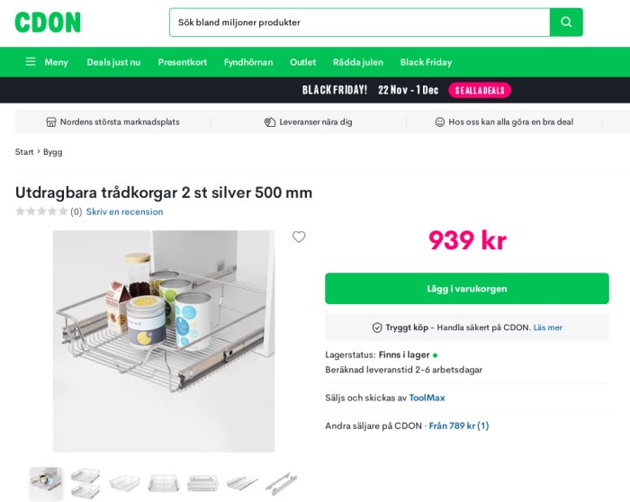 Utdragbara trådkorgar för köksskåp i silver med matburkar och konservburkar i en öppen låda.