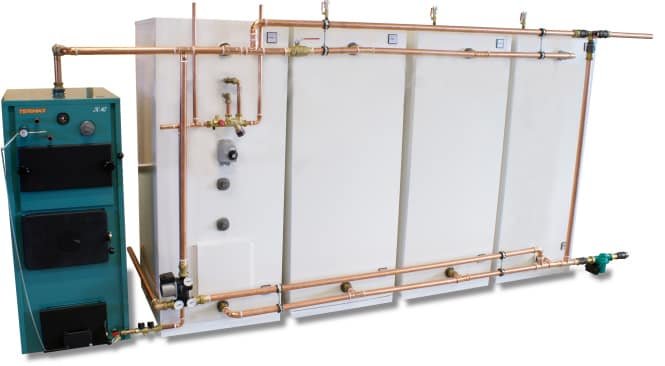 Installation av värmesystem med pannor och kopparledningar.