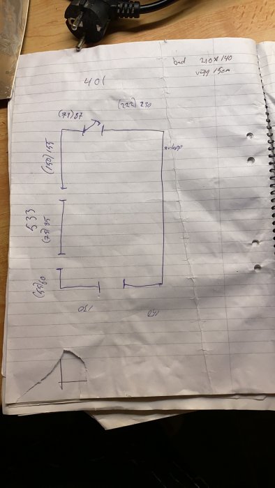 Handritad skiss av mått för byggprojekt på linjerat papper med olika måttangivelser.