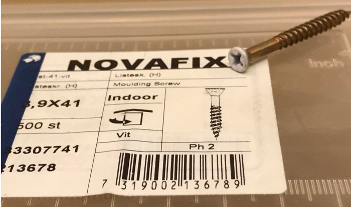 Skruv på förpackning för NOVAFIX listskruv inomhus, 3.9x41, vit.