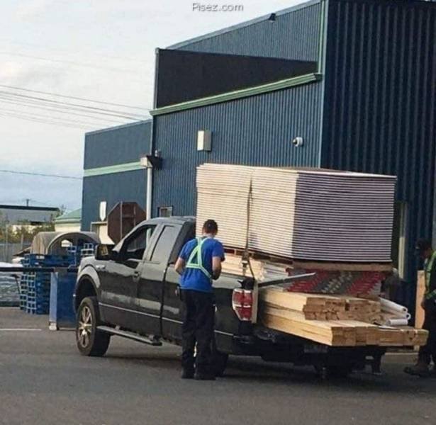 Pickup med överlastad flak där enorm stapel gipsplattor är osäkrat lastad bakpå, risk för vältning.