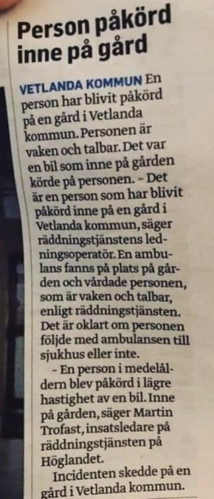 Närbild på en tidningsartikel ur Smålandsposten om en person påkörd inne på en gård.