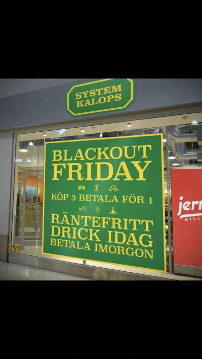 Reklamskylt för 'Blackout Friday' med erbjudande 'köp 3 betala för 1'.