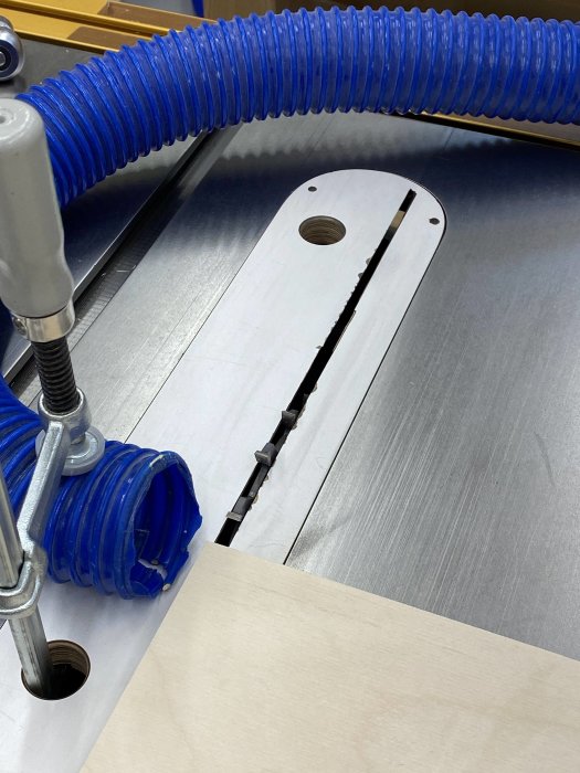 Bordsåg med kreativ uppsättning för att göra ett precist snitt i träbit.