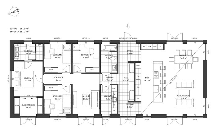 Planritning av ett hus med rum, mått, och möblering föreslagen, inklusive kök, vardagsrum och badrum.