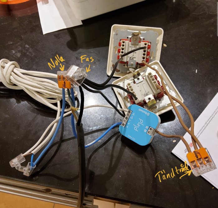 Elektriska installationer med dosdimmer och brytare med märkta ledningar, redo för koppling i ett köksprojekt.