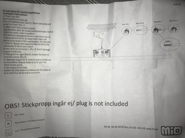 Instruktionsblad för anslutning av elektrisk kabel med bilder och textpå svenska och engelska, vikt vid mitten.