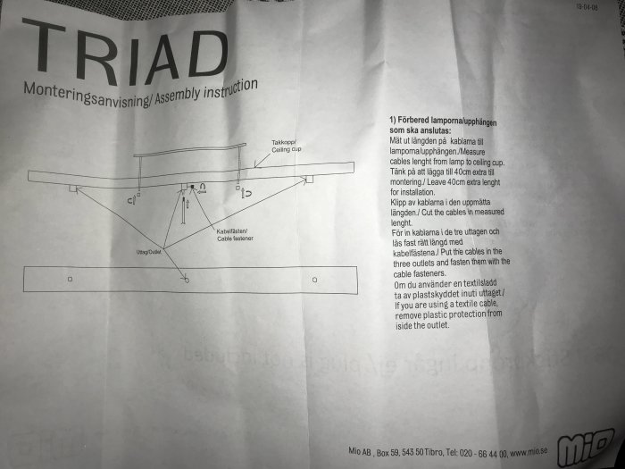 Monteringssida för TRIAD-lampa med grafiska instruktioner och steg 1 av installationsanvisningarna på engelska och svenska.