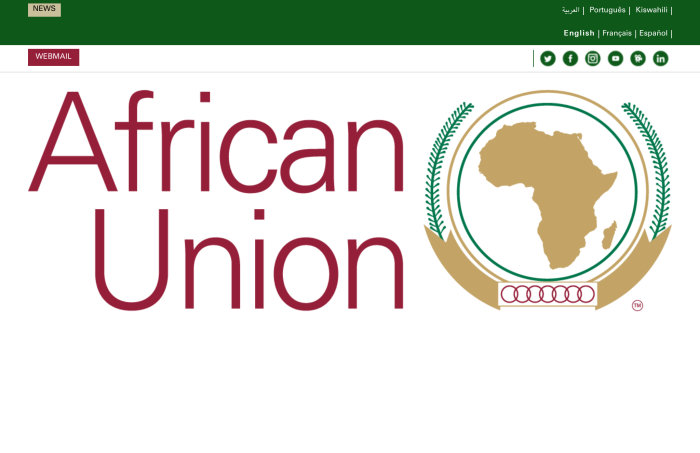 Logotyp för African Union med kontinenten Afrika i guld omgiven av gröna lövkransar.