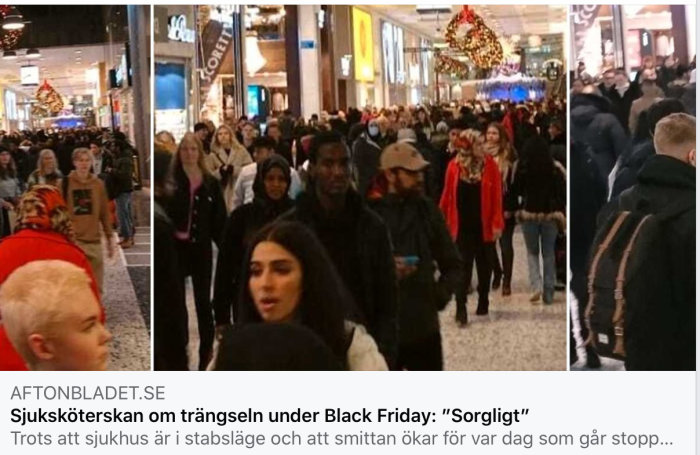 Trångt shoppingcenter under Black Friday med många shoppare och juldekorationer i bakgrunden.