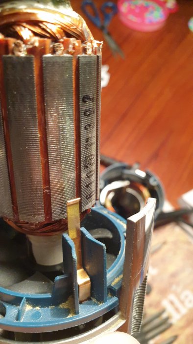 Närbild på uppfälld motor till en Bosch GKF600 kantfräs med synligt kopparband och kolborstar.