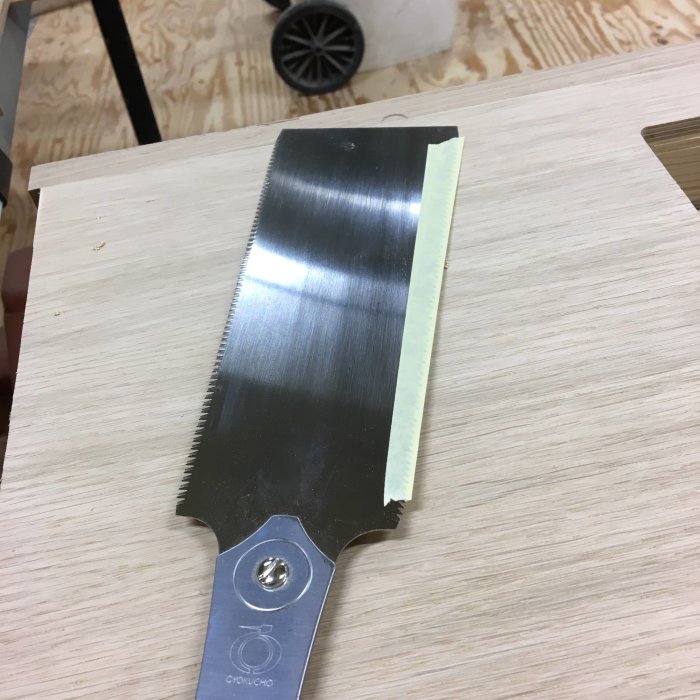 Japansåg med maskeringstejp som en extra komponent på bladet för att skydda händer vid kapning.