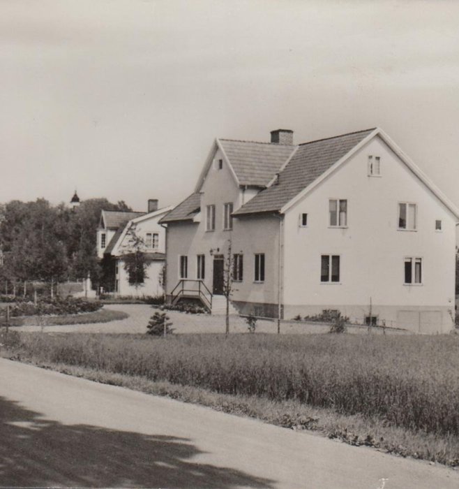 Svartvit bild av ett äldre hus från 40-talet med synliga renoveringsbehov.