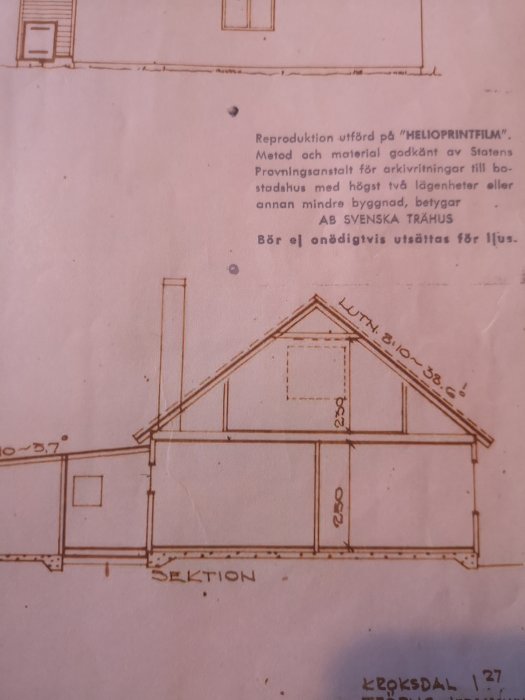 Arkitektonisk ritning av ett hussektion med måttangivelser och detaljer.