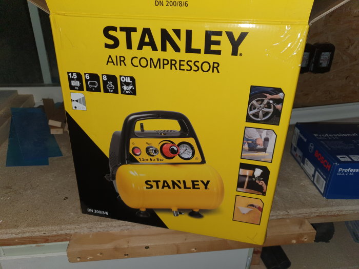 Stanley luftkompressor i förpackning, tänkt att användas med dyckertpistol.
