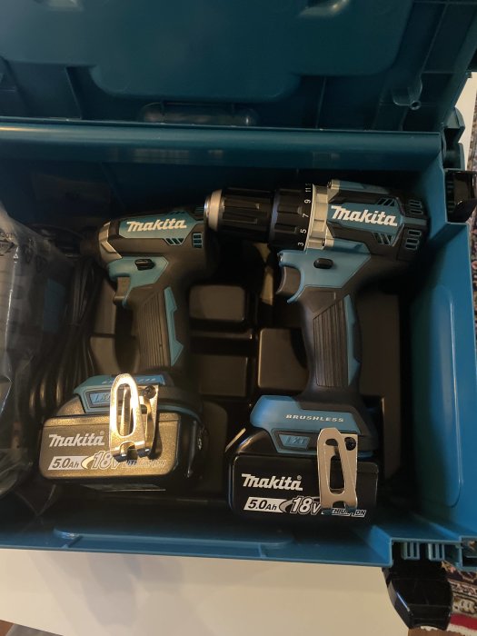 Makita DLX2189TJ kombokit med borrskruvdragare och slagskruvdragare i en öppen låda.