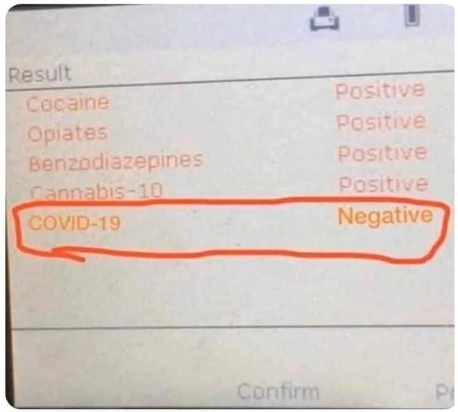 Testresultat på skärm med raden "COVID-19" markerad som "Negative" och andra rader positiva.