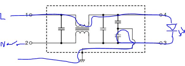 Elektriskt schema som visar EMC-filter med kondensatorer mellan fas (L) och skyddsjord (PE).