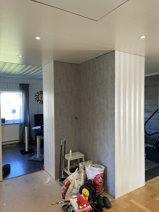 Inredningsbild av ett rum under renovering med synliga spotlights i innertaket.