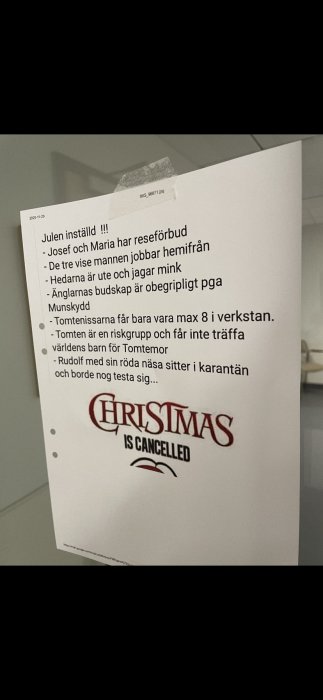 Humoristisk lista med anledningar till varför julen är inställd, inkluderar texten "CHRISTMAS IS CANCELLED".