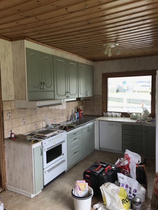 Ostädat kök med verktyg och renoveringsmaterial inför renovering.
