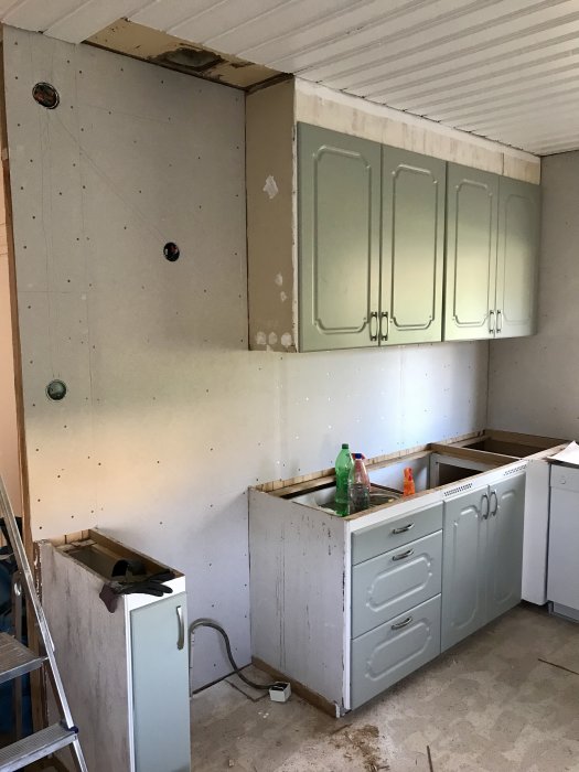 Renovering av kök med nymålade stommarsamt gipsvägg redo för kakelsättning.