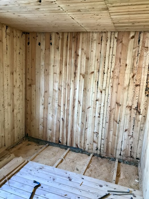 Renoveringsprojekt som visar ett rum strippat till råsponten på väggar och tak.