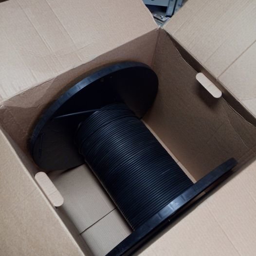Trumma med oanvänd svart singelmode fiberkabel 4x 9/125 i en kartong, Nexans TBU LSZH G652D/G657A1.