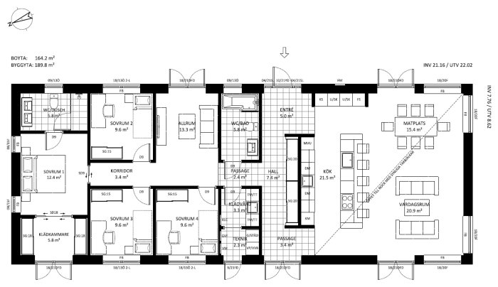 Arkitektritning av en planlösning för en bostad med märkta ändringar i fönsterplacering och rumsindelning.