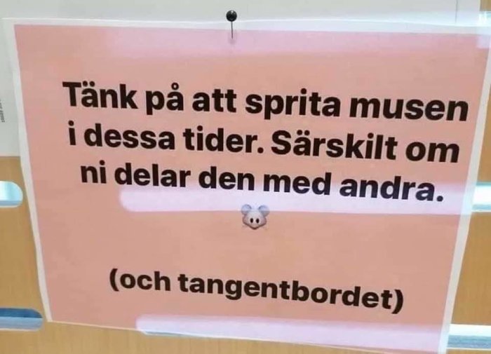 Affisch som påminner om att desinficera mus och tangentbord med komisk musedetalj.