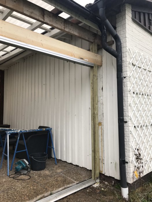 Renovering av skjutpartiers konstruktion i ett uterum med synliga träreglar och öppet skjutdörrsparti.