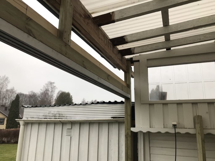 Renovering av uterumskonstruktion med synliga träbjälkar och tak i dagsljus.