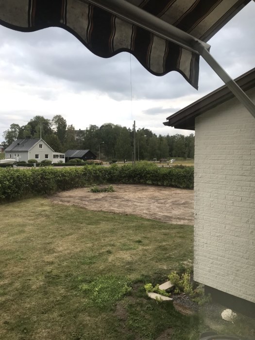 Nyplanterat gräsområde på baksidan av huset där ett gammalt växthus och potatisland tidigare låg.