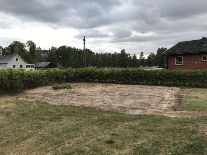Schaktad yta för grässådd på en baksida där ett tidigare potatisland och växthus varit.